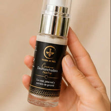 Cargar imagen en el visor de la galería, Crema de Noche para Manchas con Miel Melipona y Geranio en frasco, ideal para el cuidado nocturno de la piel.