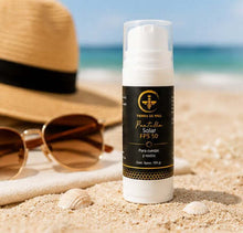 Cargar imagen en el visor de la galería, Protector solar FPS 50 miel lavanda en la playa, con gafas de sol y sombrero de paja de fondo.
