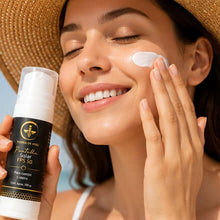 Cargar imagen en el visor de la galería, Mujer aplicando protector solar FPS 50 miel y lavanda en el rostro bajo el sol.