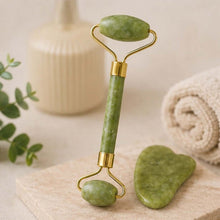 Cargar imagen en el visor de la galería, Kit Gua Sha y Rodillo de Jade en fondo natural, ideal para una piel más firme y luminosa.