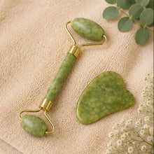 Cargar imagen en el visor de la galería, Kit Gua Sha y Rodillo de Jade en una tela suave, ideal para masajes revitalizantes y cuidado facial.
