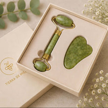 Cargar imagen en el visor de la galería, Kit Gua Sha y Rodillo de Jade natural en caja, ideal para una piel firme y luminosa.