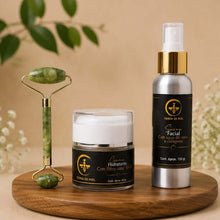 Cargar imagen en el visor de la galería, Kit cuidado piel luminosa con productos hidratantes y rodillo facial sobre una mesa de madera.