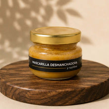Cargar imagen en el visor de la galería, Tarro de mascarilla para manchas con miel y cítricos sobre una base de madera.