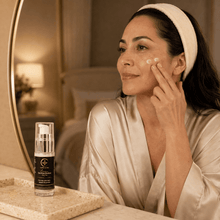 Cargar imagen en el visor de la galería, Mujer aplicando la Crema de Noche para Manchas con Miel Melipona y Geranio en su rostro frente al espejo.