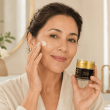 Cargar imagen en el visor de la galería, Mujer aplicando crema antiarrugas con colágeno en su rostro mientras sostiene el producto.