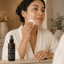 Cargar imagen en el visor de la galería, Mujer usando Spray para Imperfecciones con Propóleo y Miel en su rostro mientras se mira en el espejo.