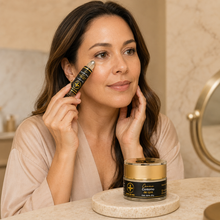 Cargar imagen en el visor de la galería, Mujer aplicando el Kit para ojeras y bolsas en su contorno de ojos para rejuvenecer su mirada.