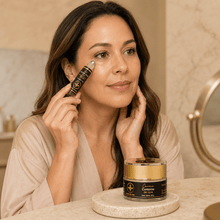 Cargar imagen en el visor de la galería, Mujer usando el kit ojos perfectos para bolsas, aplicando crema contorno de ojos.