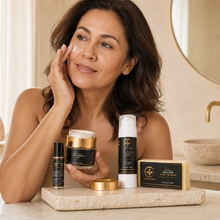 Cargar imagen en el visor de la galería, Mujer usando Kit Antiarrugas Para Piel Madura, mostrando productos de cuidado facial en un ambiente elegante.