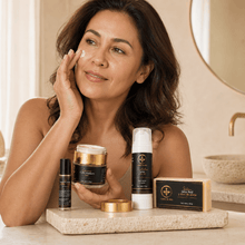 Cargar imagen en el visor de la galería, Mujer usando Kit Antiarrugas Para Piel Madura, mostrando productos de cuidado facial en un ambiente elegante.