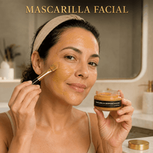 Cargar imagen en el visor de la galería, Mujer aplicando mascarilla para manchas con miel y cítricos en su rostro, mostrando su luminosidad.
