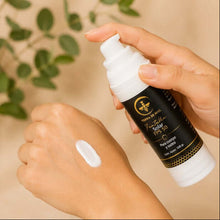 Cargar imagen en el visor de la galería, Protector solar FPS 50 miel lavanda aplicándose en la mano con fondo natural.