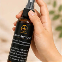 Cargar imagen en el visor de la galería, Spray para Imperfecciones con Propóleo y Miel en envase de spray, mancha en mano, fondo neutro.