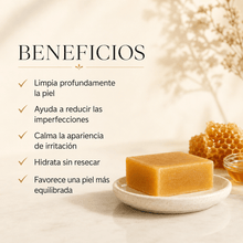 Cargar imagen en el visor de la galería, Beneficios del jabón de miel y propóleo para imperfecciones: limpia, calma irritaciones y favorece piel equilibrada.
