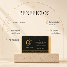 Cargar imagen en el visor de la galería, Jabón facial miel vitamina E manchas en presentación con beneficios para la piel, limpieza suave y cuidado antioxidante.
