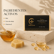 Cargar imagen en el visor de la galería, Jabón facial miel vitamina E manchas con ingredientes como miel, cera de abeja y vitamina E en un entorno atractivo.
