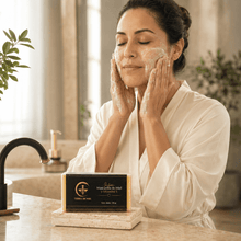 Cargar imagen en el visor de la galería, Mujer utilizando jabón facial miel vitamina E manchas en su rutina de cuidado de la piel, aplicando limpiador sobre su rostro.
